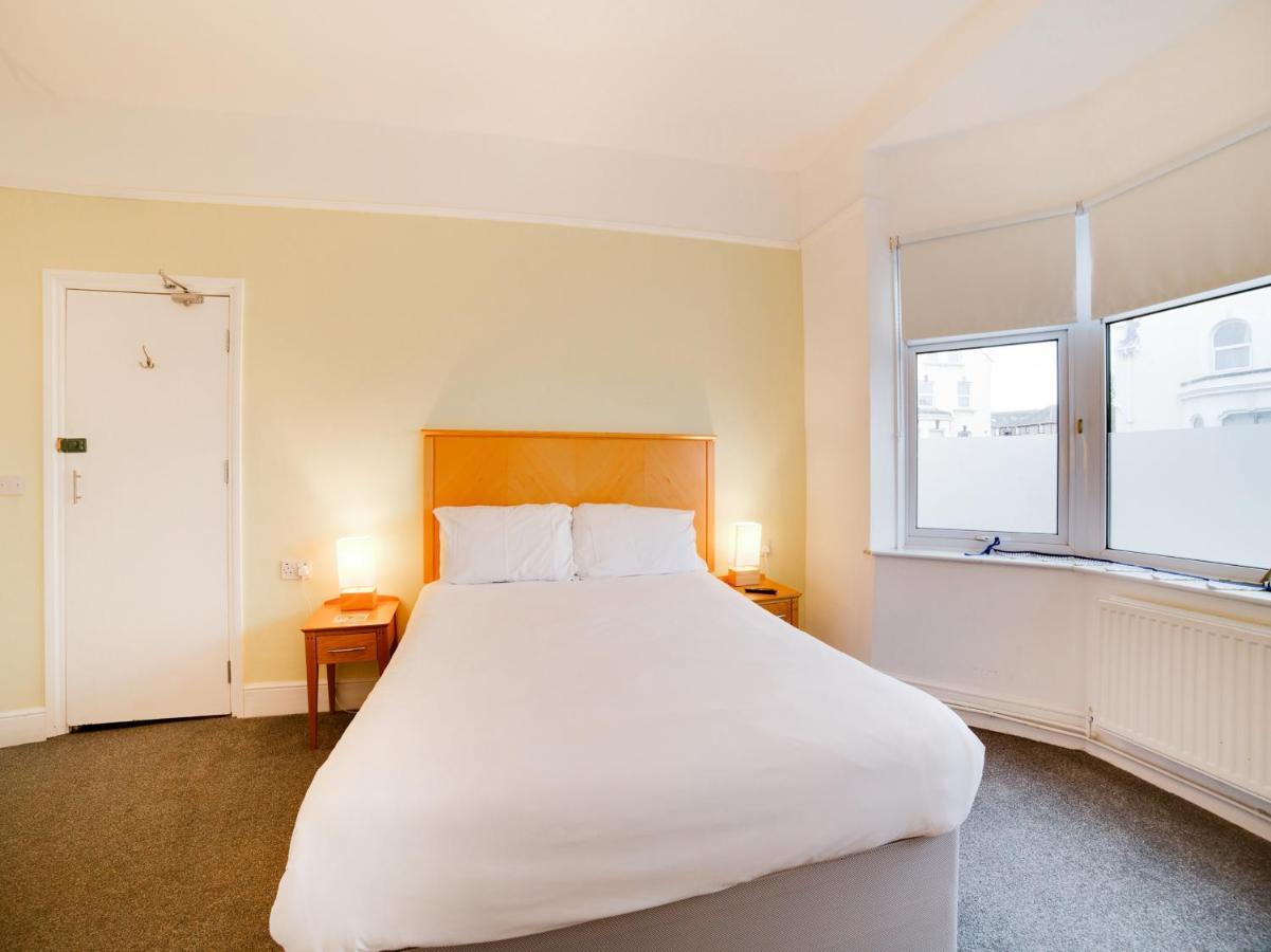 Hotel Sea Breeze Клактон-он-Сі Екстер'єр фото