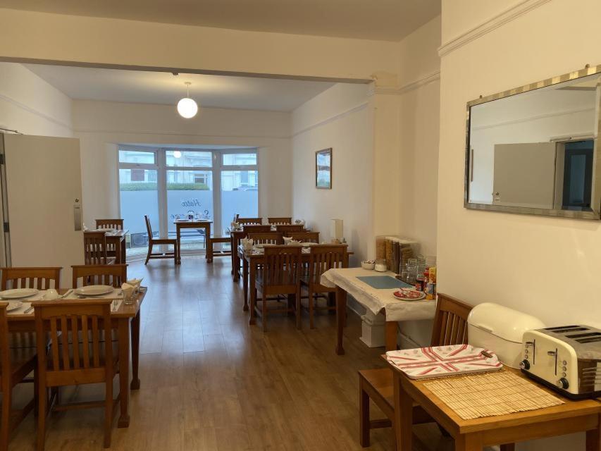 Hotel Sea Breeze Клактон-он-Сі Екстер'єр фото